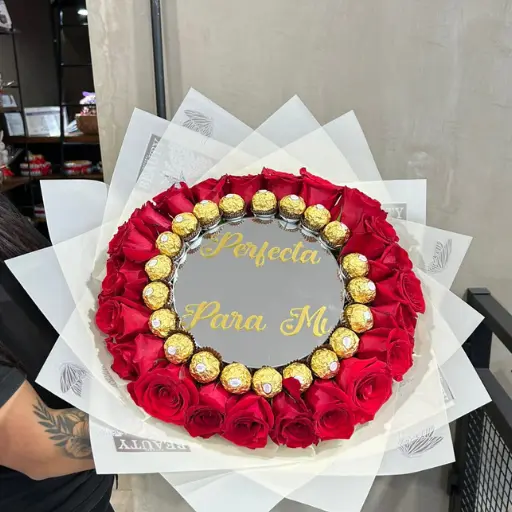 Ramo de rosas y bombones rocher con espejo personalizado